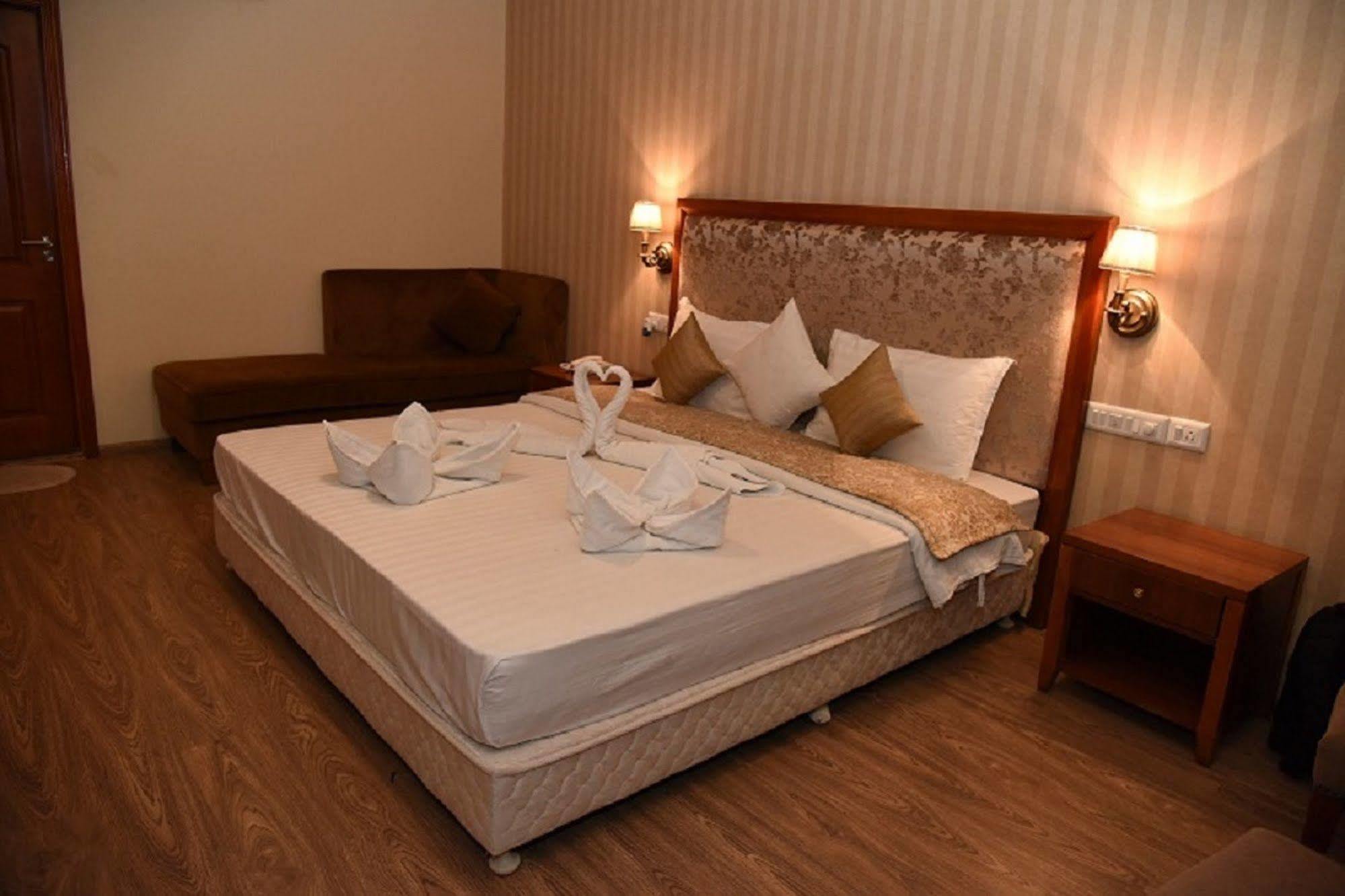 Palm Green Club Resort Jetalpur Экстерьер фото