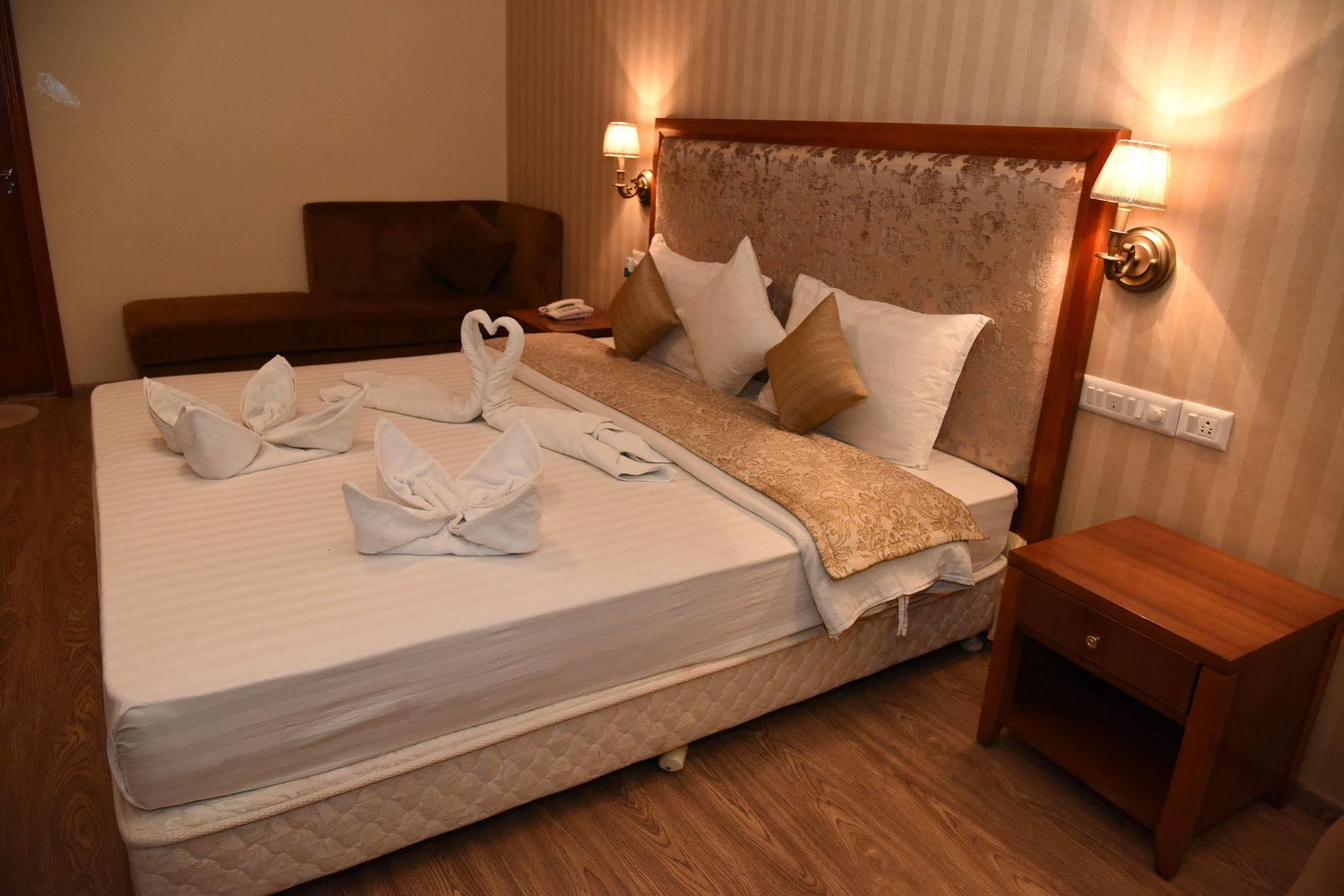 Palm Green Club Resort Jetalpur Экстерьер фото
