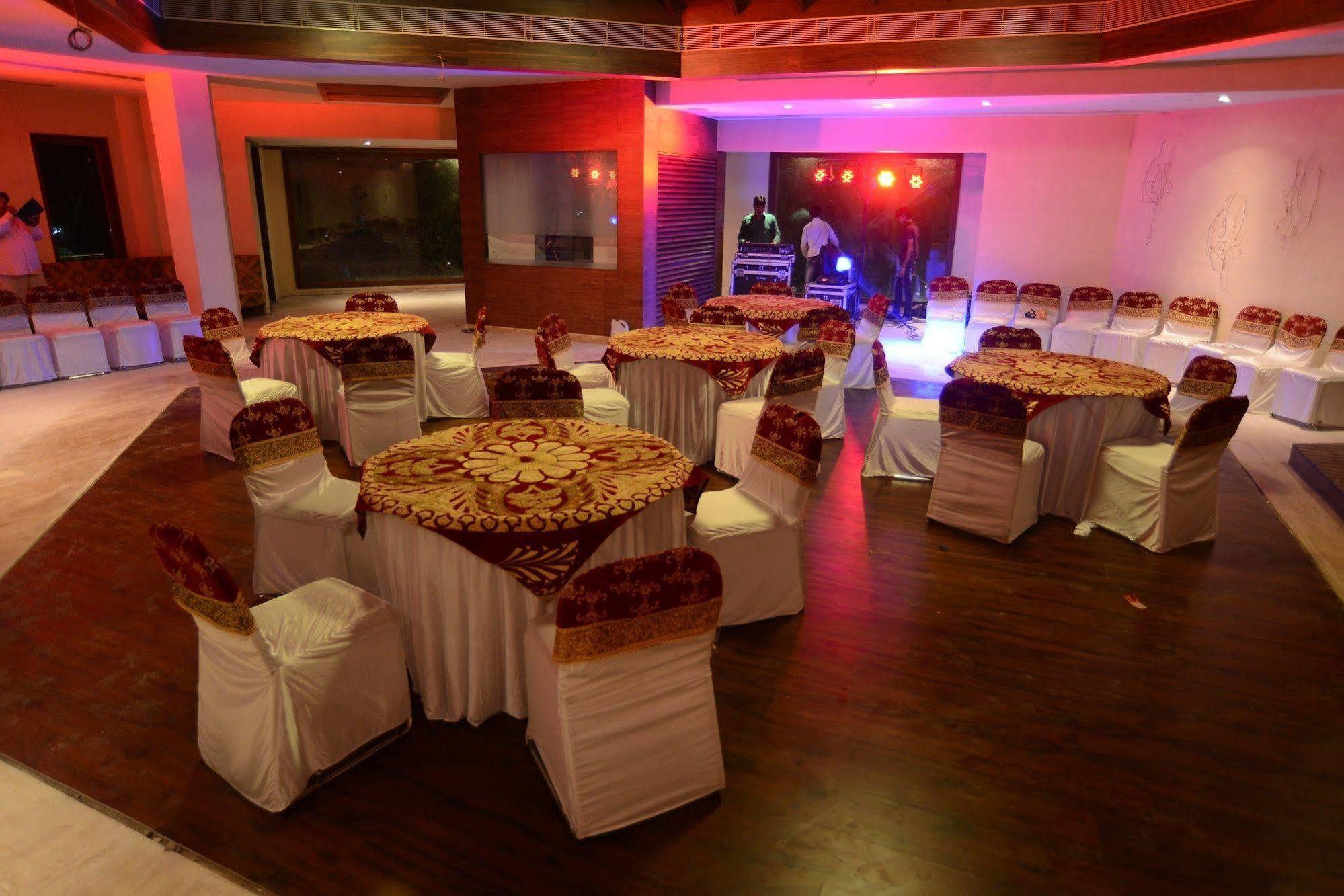 Palm Green Club Resort Jetalpur Экстерьер фото