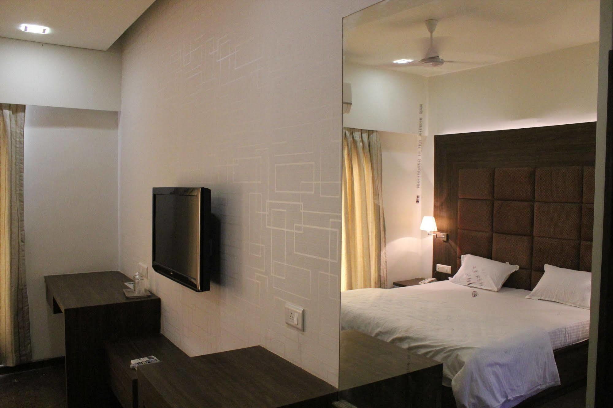 Palm Green Club Resort Jetalpur Экстерьер фото