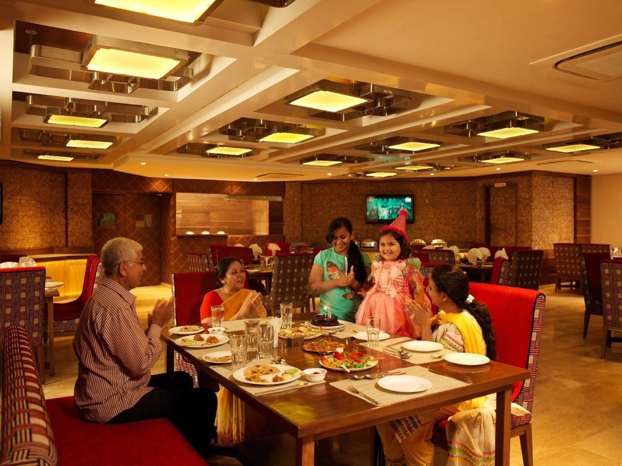 Palm Green Club Resort Jetalpur Экстерьер фото