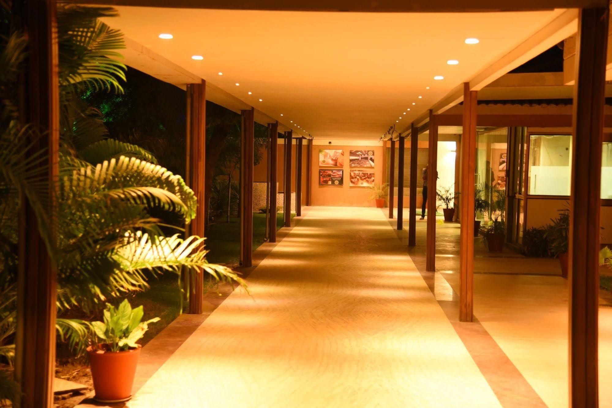 Palm Green Club Resort Jetalpur Экстерьер фото