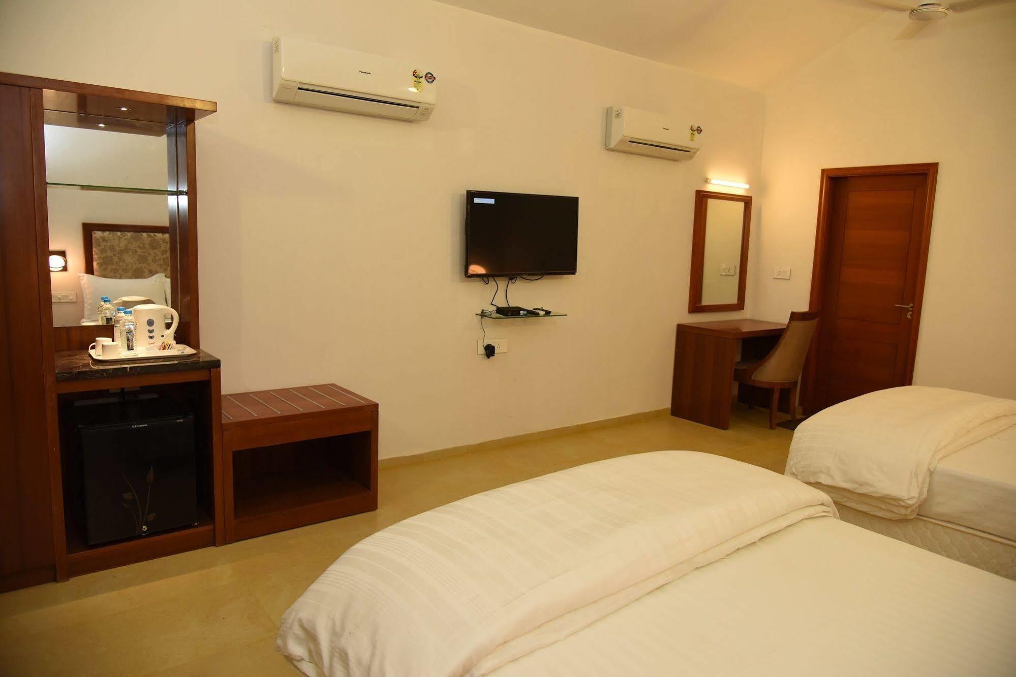 Palm Green Club Resort Jetalpur Экстерьер фото