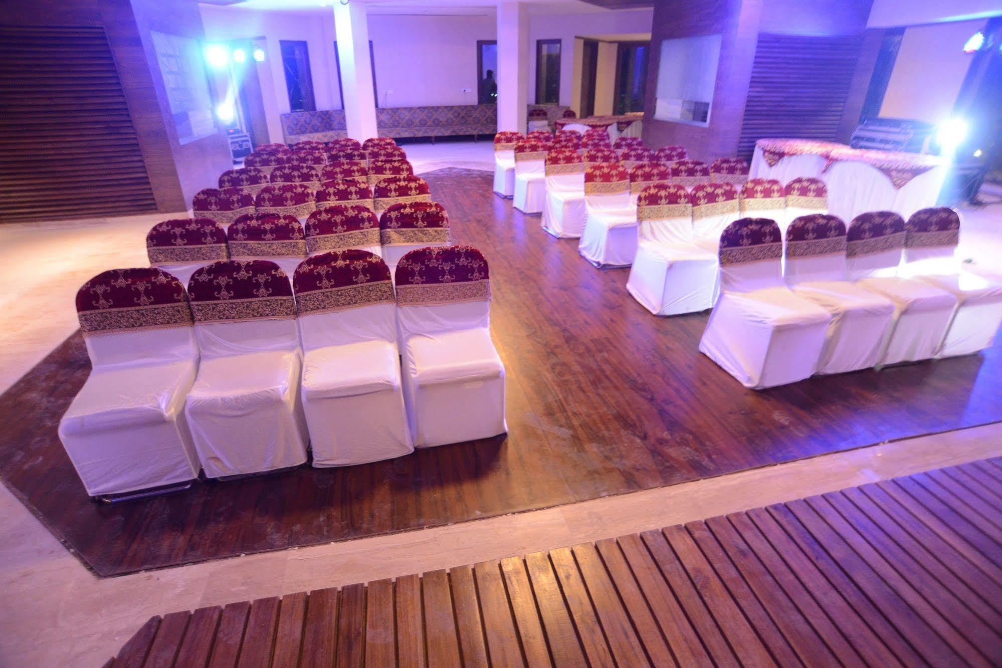 Palm Green Club Resort Jetalpur Экстерьер фото